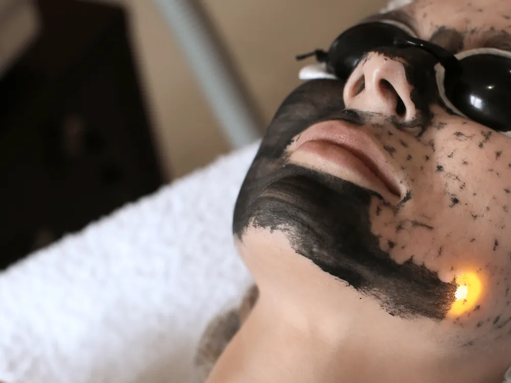 Femme au teint lumineux et à la peau nette, regard face caméra