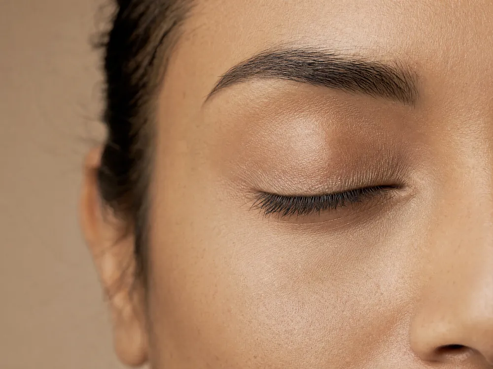 Contour de l'œil lisse et reposé, zone traitée par la toxine botulique