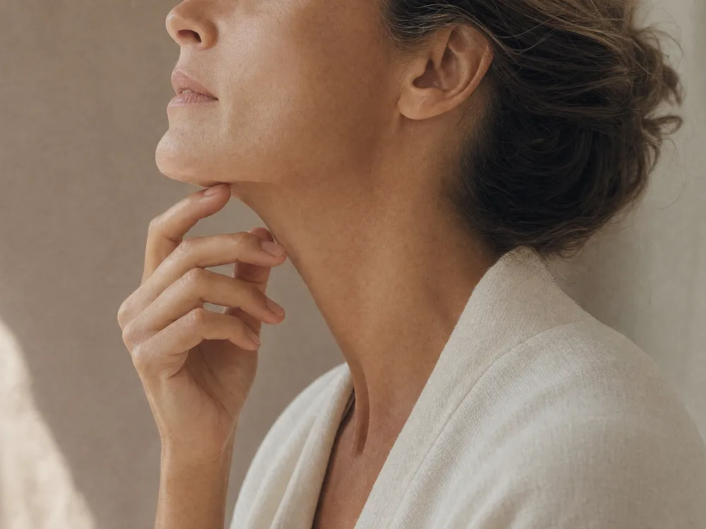 Ovale du visage et cou fermes, contour de la mâchoire bien dessiné après un lifting sans chirurgie chez My Laser Maroc