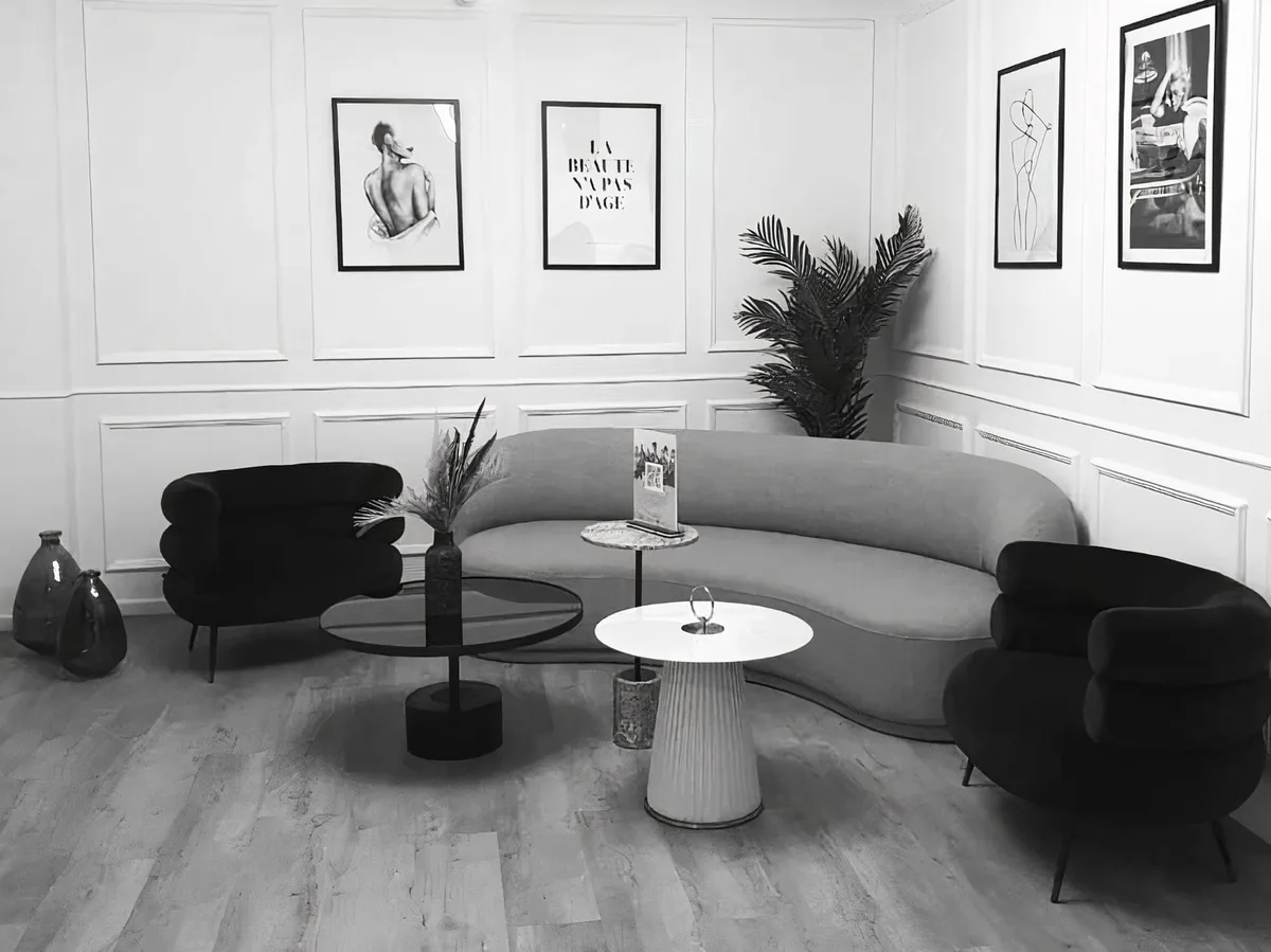 Espace d'accueil du centre My Laser Casablanca, canapé et fauteuils du salon