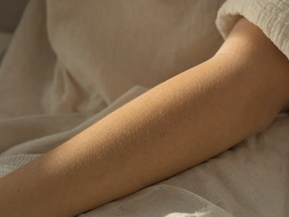 Femme de profil à la peau nette, sans duvet visible