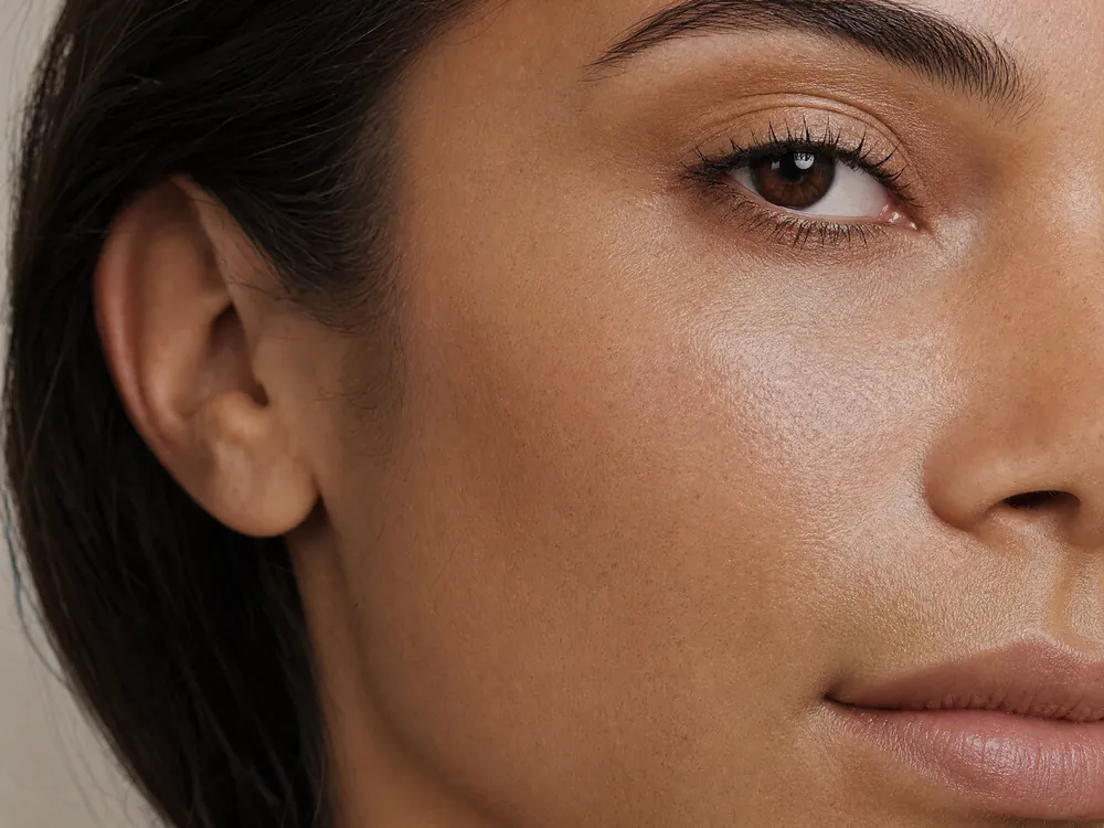 Visage d'une femme à la peau lisse et au grain affiné, en gros plan
