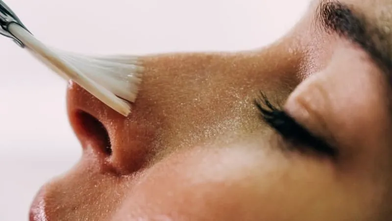 Application du peeling Blemiderm au pinceau sur le visage