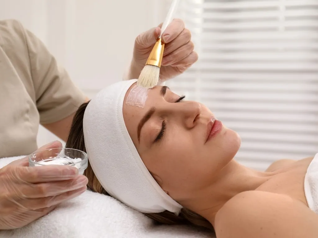 Application du masque dépigmentant Dermamelan sur le visage