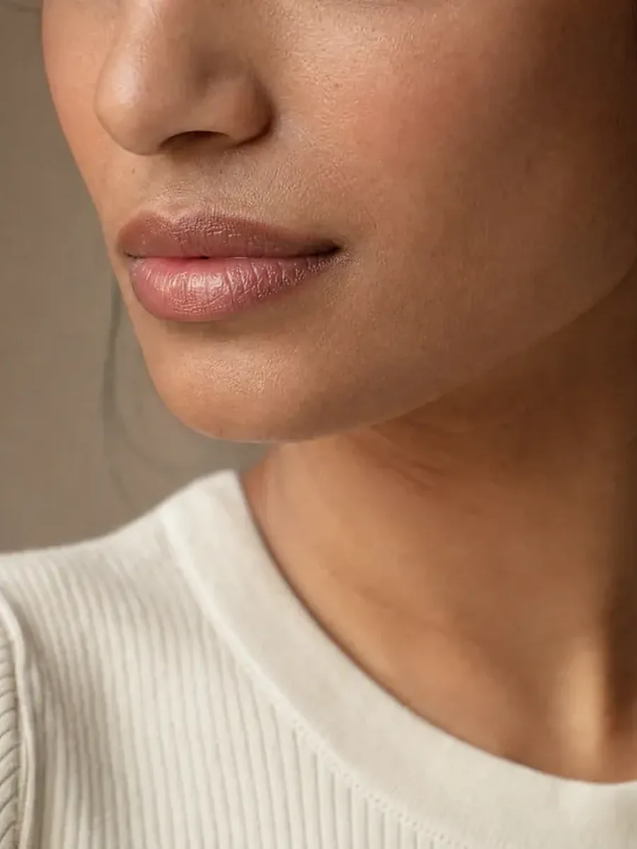 Bas du visage d'une femme de trois quarts, ligne de la mâchoire et cou nets