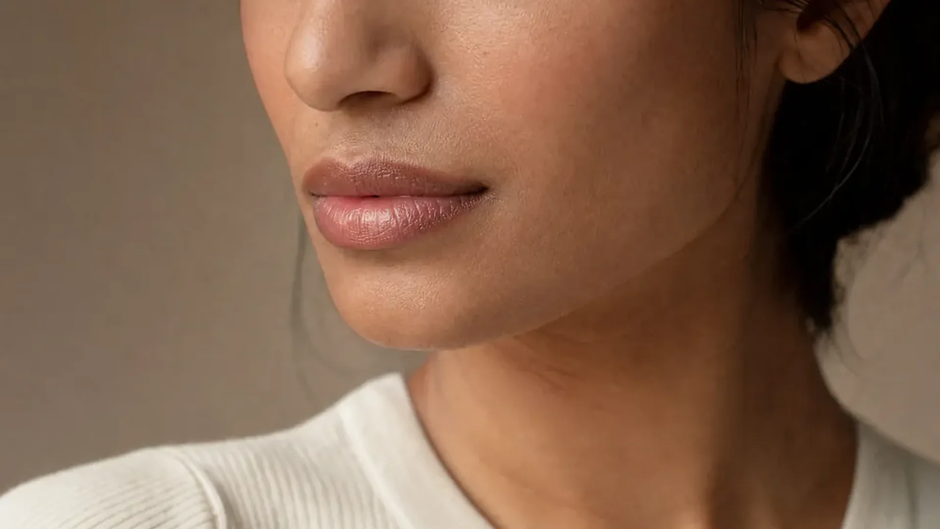 Bas du visage d'une femme de trois quarts, ligne de la mâchoire et cou nets après la pose de fils tenseurs chez My Laser Maroc