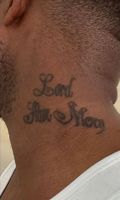Nuque d'un homme à la peau noire portant un tatouage calligraphié noir, avant le détatouage laser chez My Laser Casablanca